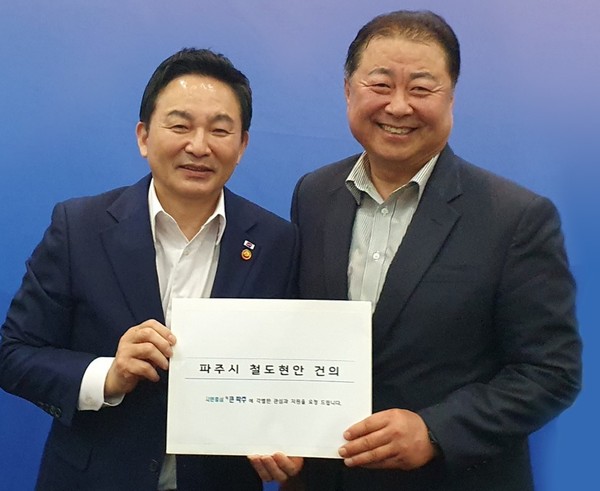 김경일 파주시장은 원희룡 국토부 장관을 만나 지역 현안과 관련된 ‘지하철 3호선 파주연장 사업’ 등의 적극적인 지원을 건의했다. (사진제공=파주시청)
