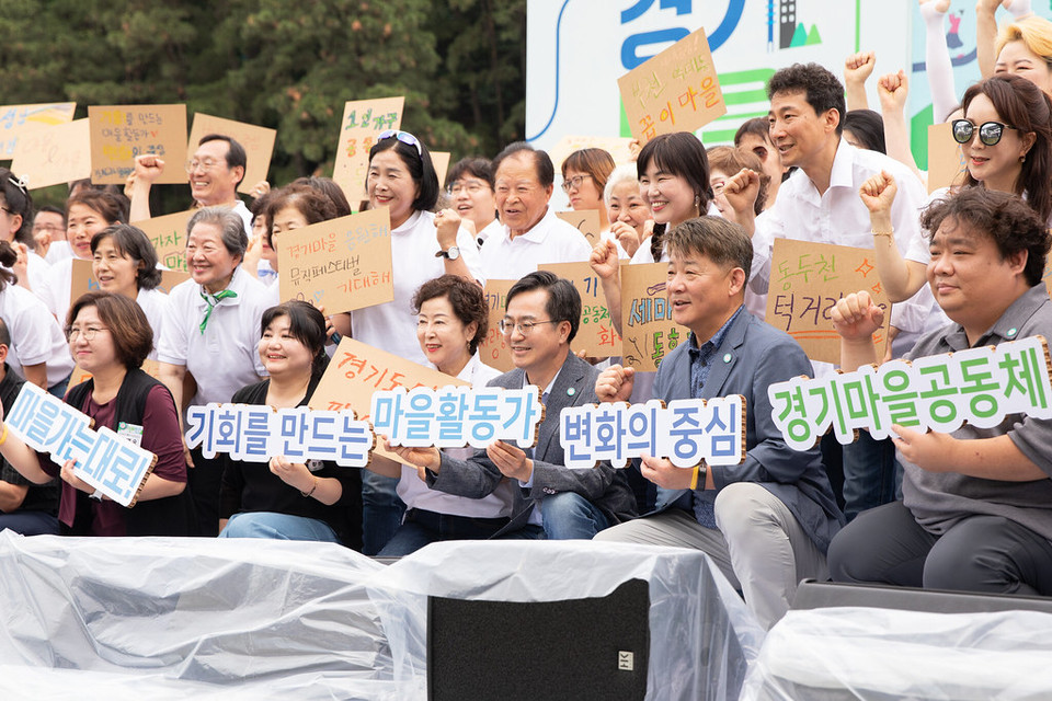10일 오후 경기도청(구청사)에서 열린 ‘2023 경기 마을공동체 활동가의 날’ 행사에서 김동연 경기도지사가 경기도 마을정책 관계자와의 브라운백 미팅을 마치고 활동가 50여명과 함께 기념촬영을 하고 있다. (사진제공=경기도청)