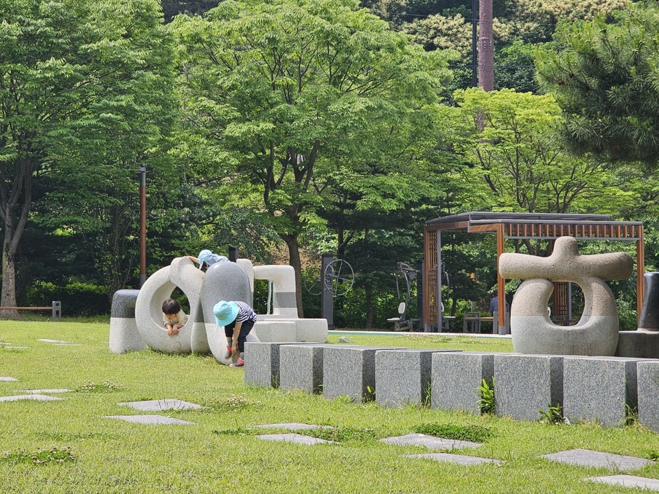 12일 오전 10시50분께 의왕시 내손동에 있는 갈마한글공원으로 소풍나온 아이들이 한글 조형물에서 즐거운 시간을 보내고 있다. (사진=장은기 기자)