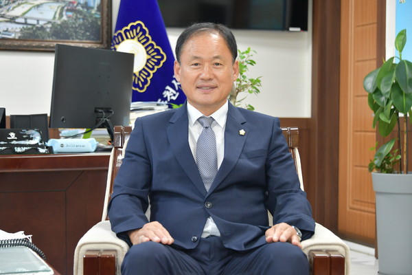김승호 동두천시의회 의장은 “시민과 동두천을 향한 충성과 사랑으로 서로를 존중하며, 시민을 감동케 하는 ‘내일을 여는 혁신의정’을 펼치고 싶다”고 말했다. (사진제공=동두천시의회)