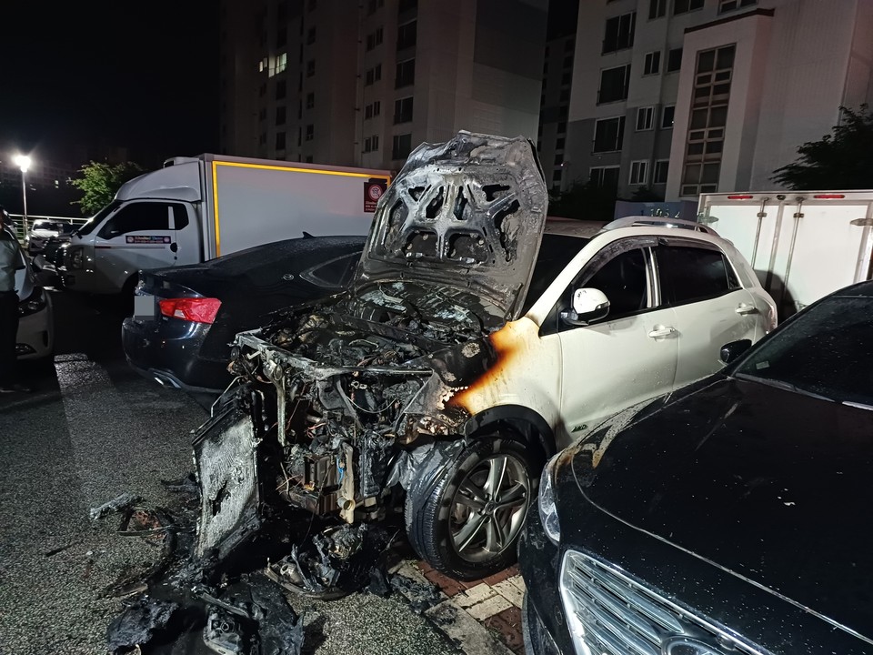12일 오전 0시57분께 남양주시 오남읍 양지리의 한 주택가에서 주차 중이던 차량에서 불이 나 차량 앞부분이 불에 탔다. (사진제공=경기도소방재난본부)