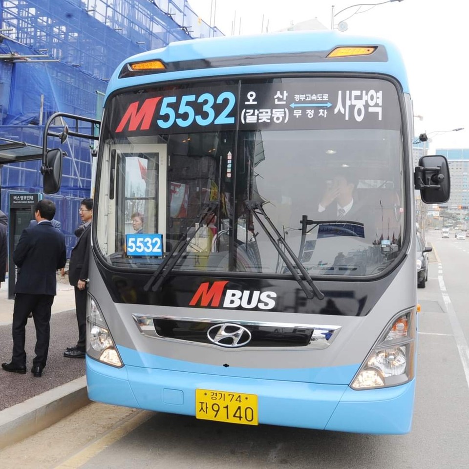 이권재 오산시장이 “오산~사당역을 운행 중인 M5532번 광역급행버스가 준공영제 전환 대상에 선정돼 국·도비 5억원 지원으로 예산절감 효과와 광역 대중교통서비스 향상이 기대되고 있다”고 밝혔다. 사진은 오산~사당역을 운행 중인 M5532번 광역급행버스. (사진=이권재 오산시장 페이스북)