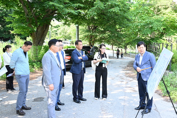 양주시가 13일 교외선 장흥역에서 강수현 시장 주재로 금철완 부시장, 간부공무원 등 20여명이 참석한 가운데 장흥면 일원 현안사업 점검을 위한 현장 간부회의를 개최했다. (사진제공=양주시청)