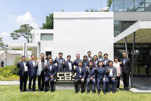 김동연 경기도지사가 경기도의회 도시환경위원회 위원들을 만나 소통하며 경기도 발전을 위한 협력을 다짐했다. (사진제공=경기도청)
