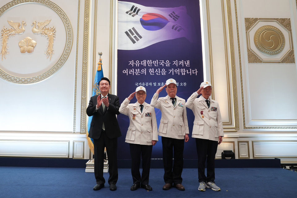 윤석열 대통령이 14일 청와대 영빈관에서 열린 국가유공자 및 보훈가족 초청 오찬에서 대한민국 6·25참전유공자회 손희원 회장, 김창석, 이하영 이사와 기념 촬영을 하고 있다. (사진제공=대통령실)