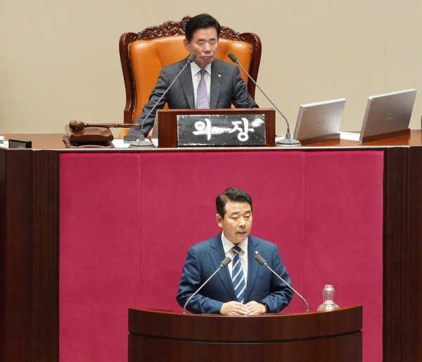 경기도당위원장 출신 더불어민주당 박정 의원이 이번엔 정부의 중추 역할을 관장(管掌)하는 환경노동위원장에 선출됐다. 사진은 14일 국회 본회의장에서 당선 인사를 하고 있는 모습. (사진=박정 의원실)