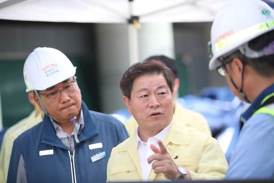 박승원 광명시장이 여름철 폭우를 대비해 공사현장과 주택가 등 위험지대를 방문해 점검하고 있다. (사진=박승원 광명시장 페이스북)
