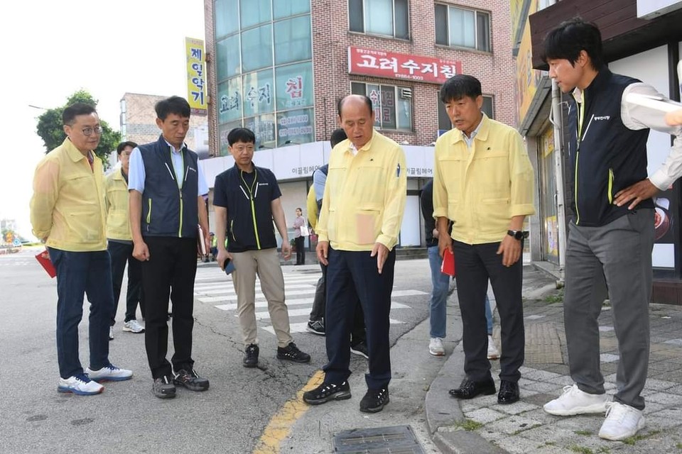 박형덕 동두천시장이 지난주 실시한 중앙로 로드 체킹에 이어 중앙로 남은 구간과 상패로 일대 로드 체킹을 진행하고 있다. (사진=박형덕 동두천시장 페이스북)