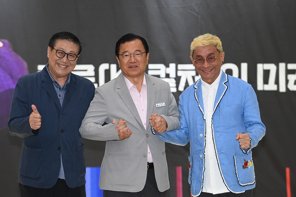 이현재 하남시장(가운데)이 14일 “K스타 월드를 성공시켜 하남시가 대한민국을 넘어 아시아의 홍콩 같은 그러한 하남시가 되리라고 확신하고 우리 모두 그 점에 힘을 모아 달라”고 말했다. (사진=장은기 기자)