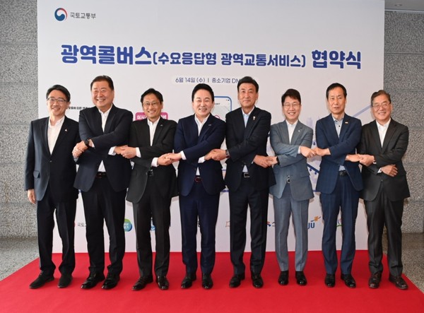 14일 서울 상암DMC타워서 열린 ‘수요응답형  광역콜버스’ 협약식에는 원희룡 국토교통부 장관, 오후석 도 행정2부지사, 임종철 화성시 부시장, 황인국 수원시 제2부시장, 황준기 용인시 제2부시장, 이소춘 시흥시 부시장, 김경일 파주시장, 방세환 광주시장 등 6개 단체장 및 부단체장이 참석했다. (사진제공-경기도청)