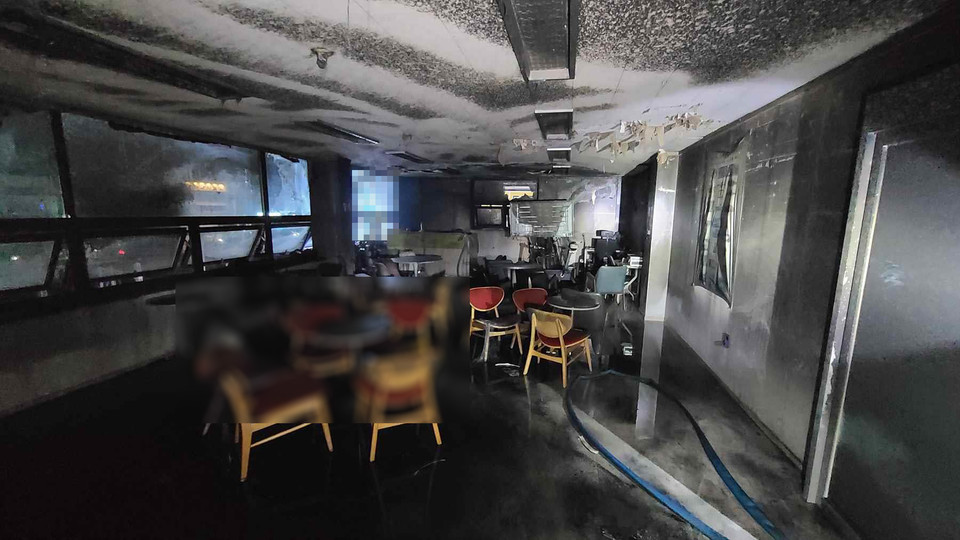 14일 오후 11시18분께 군포시 산본동의 한 빌딩 5층에서 불이 나 신고를 받고 출동한 소방당국에 의해 약 26분 만에 꺼졌다. 다행히 다친 사람은 없었다. (사진제공=경기도소방재난본부)