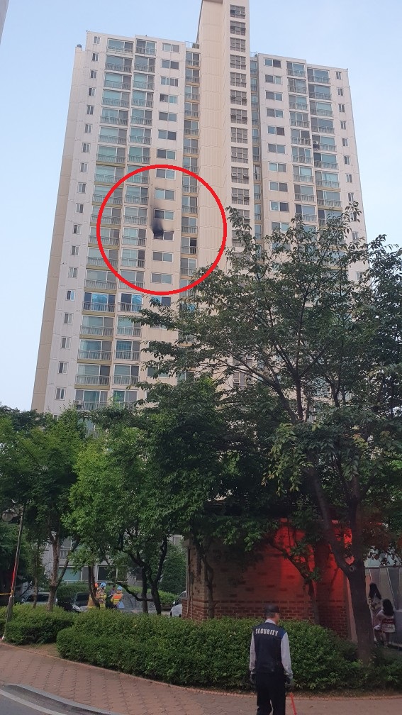 15일 오전 4시46분께 안산시 상록구 사동의 한 아파트에서 불이 나 신고를 받고 출동한 소방당국에 의해 약 31분 만에 꺼졌다. (사진제공=경기도소방재난본부)