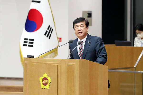 경기도의회 도시환경위원회 소속 이택수 의원(국민의힘, 고양8)은 15일 본회의에서 도정 및 교육행정 질문을 통해 “200만호 날림건설의 피해자인 신도시 주민들은 하루하루 낡은 집에서 교통지옥과 주차난 고통을 겪고 있다”며 ‘용적율 상향’ 희망고문만 하지 말고 사업속도를 올려달라고 주문했다. (사진제공=경기도의회)