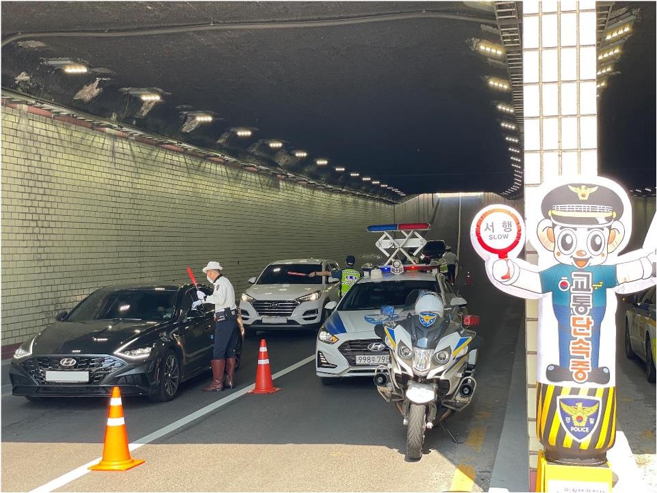 경기북부경찰청 16일 오후 1시30부터 오후 3시30분까지 2시간 동안 13개 경찰서와 고속도로순찰대에서 경찰 180명, 순찰차 39대를 동원, 식당가·유흥가 주변과 고속도로 IC에서 일제 음주단속을 벌여 4건을 적발했다. (사진제공=경기북부경찰청)