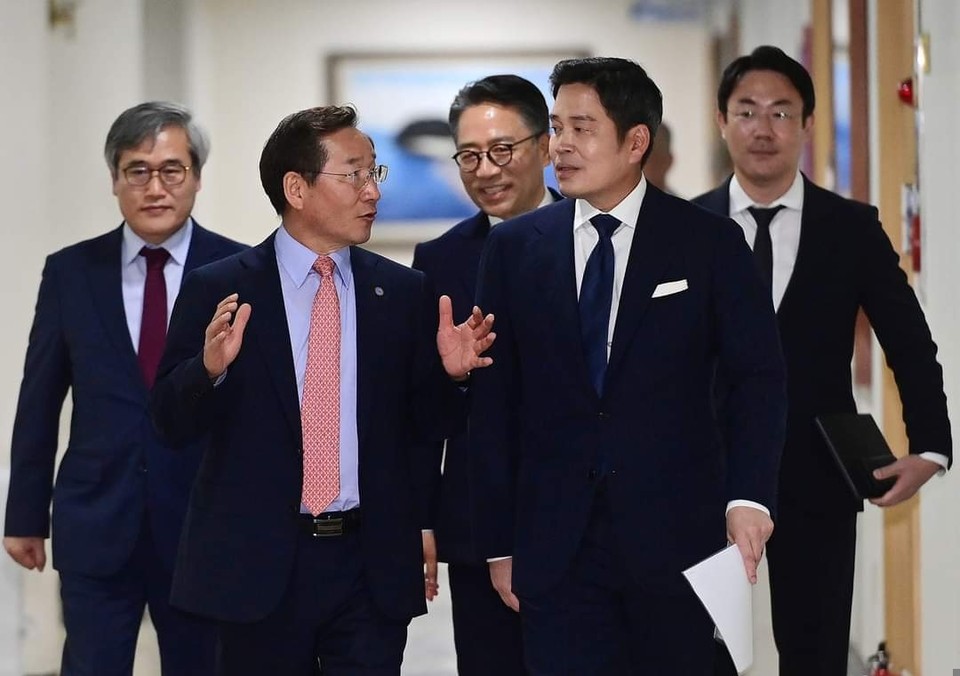 유정복 인천시장이 16일 정용진 신세계 부회장과 함께한 스타필드 청라 비전선포식을 위해 이동하고 있다. (사진=유정복 인천시장 페이스북)