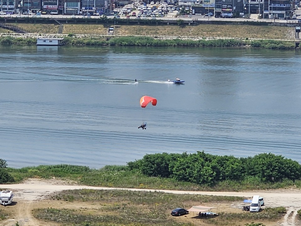 절기상 하지(夏至)를 사흘 앞둔 휴일인 18일 오전 11시5분께 여주 남한강을 찾은 많은 시민들이 캠핑과 수상스키, 동력 페러글라이딩을 즐기며 각자 즐거운 시간들을 보내고 있다. (사진=김광섭 기자)