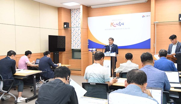 이종성 시흥시 환경국장이 20일 시청 브리핑룸에서 환경교육도시 조성 관련 언론브리핑을 하고 있다. (사진제공=시흥시청)