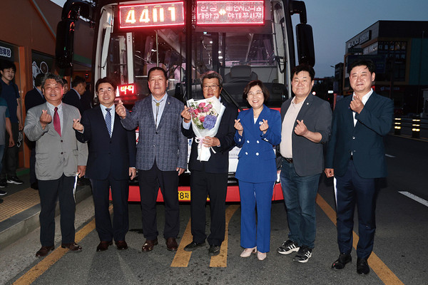 김보라 안성시장은 20일 오전 5시 한경국립대학교에서 한경대 ~ 양재 광역버스 개통 행사에 참석해 개통을 축하하고 안전 운행을 당부했다. (사진제공=안성시청)
