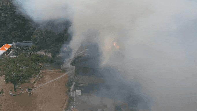 21일 오전 8시34분께 수원시 장안구 파장동에 있는 한 사찰에서 불이 나 신고를 받고 출동한 소방당국이 큰 불길을 잡고 현재 잔불 정리 중이다. (영상제공=경기도소방재난본부)