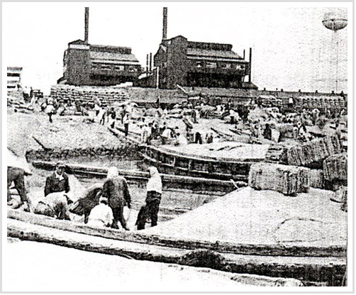 1950년대 외지에서 실려온 쌀을 만석동 괭이부리에 하역하고 있는 모습. (사진제공=동구청)