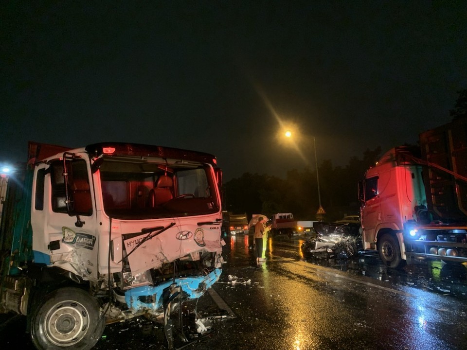 21일 오전 3시57분께 시흥시 월곶동 제3경인고속화도로 월곶JC 인근에서 정왕IC 방향으로 달리던 음식물 수거차량이 중앙분리대를 들이받는 사고가 나 차량 운전자 60대 A씨가 숨졌다. (사진제공=경기도소방재난본부)