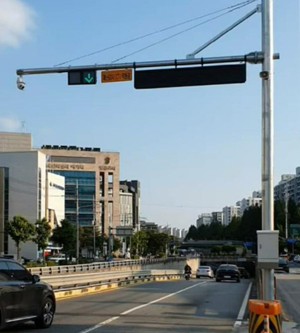안양시는 경기도 최초로 행안부 시스템과 연계한 침수위험 자동차단시스템을 관내 지하차도에 구축했다고 21일 밝혔다. 사진은 평촌지하차도에 설치된 차단시스템. (사진제공=안양시청)