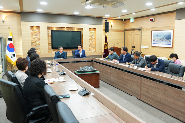 포천지역 내 드론작전사령부 주둔과 관련해 “포천시와 시의회 의원들이 21일 한자리에 모여 지역 주민들의 우려의 목소리가 커지고 있다”며, 이에 대응할 수 있는 긴급 간담회를 개최했다. (사진제공=포천시청)