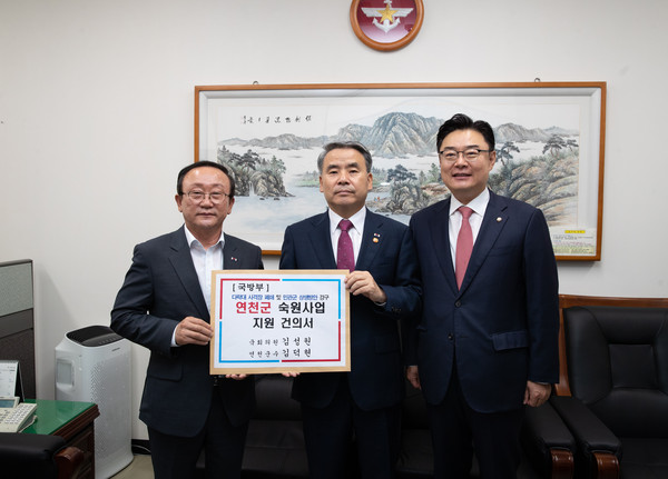 연천군이 김덕현 연천군수와 김성원 국회의원이 이종섭 국방부장관을 만나 접경지역인 연천과 군(軍)의 상생을 강조하면서 ‘다락대 훈련장 이전·폐쇄’와 ‘초성리 탄약고 이전’을 건의했다. (사진제공=연천군청)