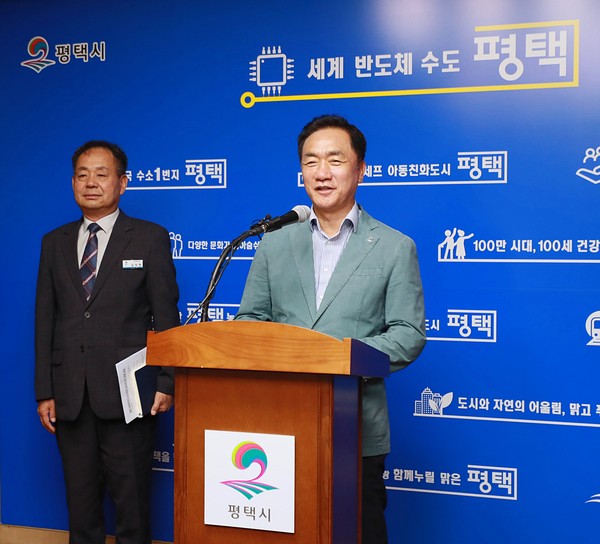 평택시는 22일 언론브리핑을 통해 그간 고덕국제화계획지구 개발사업의 현안이었던 알파탄약고 이전 문제에 국방부와 주한미군이 조속한 이전을 지난 21일 합의함에 따라, 고덕국제화계획지구의 개발이 가속화되고 입주민의 정주 여건이 개선돼 명품 국제도시로 도약할 수 있도록 최선을 다할 것을 밝혔다. (사진제공=평택시청)