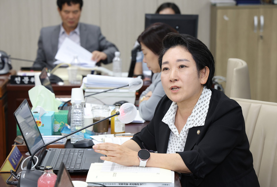 제275회 고양시의회 정례회 고양시 행정사무감사에서 김수진 의원이 질의하고 있다. (사진제공=고양시의회)