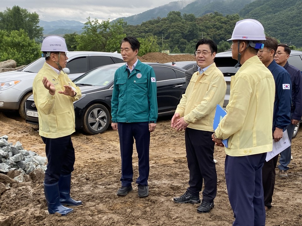 26일 오전 11시 한창섭 행정안전부 차관이 양평군 강상면 대석리 산 10번지 현장을 방문해 전진선 양평군수로부터 지난해 8월 발생한 수해복구 현황을 보고 받고 관계자들을 격려하고 있다. (사진=장은기 기자)