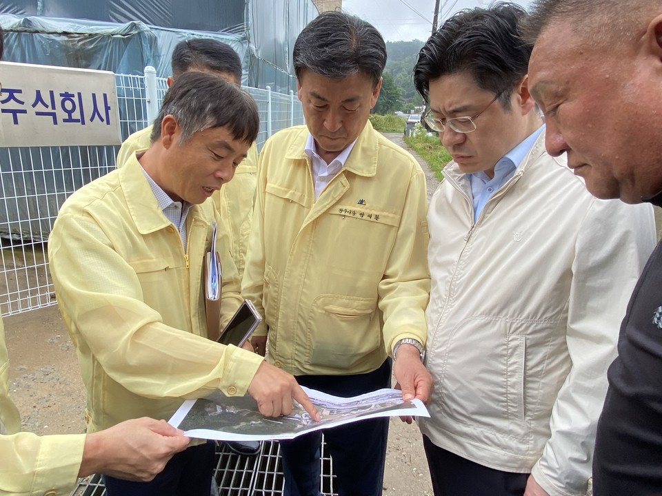 26일 오후 1시40분께 오병권 경기도제1부지가 지난해 수해현장인 광주시 곤지암읍 새재길 28-27 일대를 방문, 방세환 광주시장과 함께 현장을 점검하고 있다. (사진=장은기 기자)