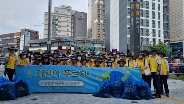 신천지자원봉사단 서울 강서지부가 지난 25일 등촌중학교~등촌역 공항대로 거리의 쓰레기를 청소해 정화하는 ‘자연아 푸르자’ 봉사를 진행했다. (사진제공=신천지예수회)