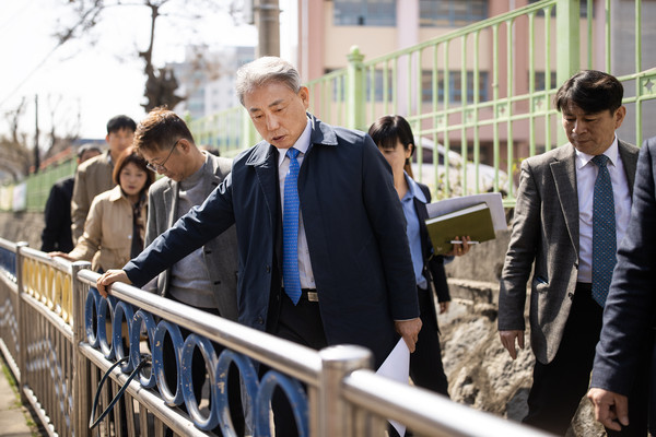 꿈을 향한 변화의 도시, 비상하는 계양을 만들겠다고 다짐한 민선 8기가 취임 1주년을 맞았다.사진은 통학로를 직접 방문해 안전시설물을 점검하고 있는 윤환 계양구청장. (사진제공=계양구청)