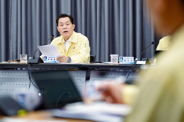 이재준 수원특례시장은 “시민들이 ‘새빛톡톡’을 쉽게 활용할 수 있도록, 사용 방법을 적극적으로 홍보하라”고 말했다. (사진제공=수원시청)