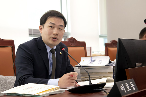 경기도의회 예산결산특별위원회 이호동 의원(국민의힘, 수원8)은 26일 제360회 정례회 기간 중 경기도 복지국, 보건건강국, 보건환경연구원을 대상으로 실시한 결산 질의에서 긴급복지사업 예산이 수혜자를 발굴하지 못해 만성적 불용이 이루어지고 있다며, 긴급복지수혜자신고포상제 도입을 적극 검토해야 한다고 제안해 눈길을 끌었다. (사진제공=경기도의회)