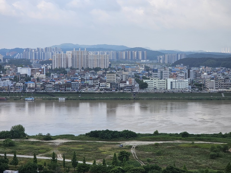 경기지역에 장마전선의 영향으로 전날(26일) 늦은 오후부터 27일 오전까지 많은 비가 예보됐지만, 예상보다 적은 양의 비가 내려 비로 인한 피해는 발생하지 않은 것으로 파악됐다. 사진은 27일 오전 6시50분께 여주 남한강으로, 남한강 물이 전날 내린 비로 인해 온통 흙탕물로 변해 있다. (사진=김광섭 기자)