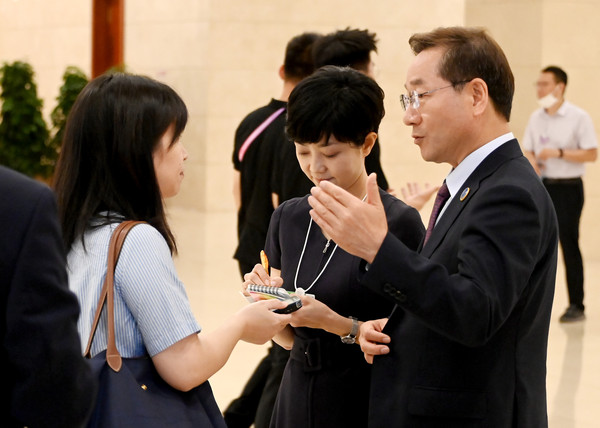 유정복 인천광역시장이 27일 중국 톈진시 메이쟝컨벤션센터에서 열린 '하계 세계경제포럼(다보스포럼) 개막식'을 마친 뒤 중국언론과 인터뷰를 하고 있다. (사진제공=인천시청)