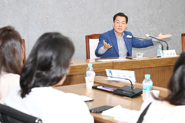 수원시가 27일 수원화성박물관 영상교육실에서 아동돌봄기관 종사자들 대상으로 역량강화 교육을 하고, ‘2023년 제1차 수원시 거점 아동돌봄 네트워크 TF’ 회의를 열었다. (사진제공=수원시청)