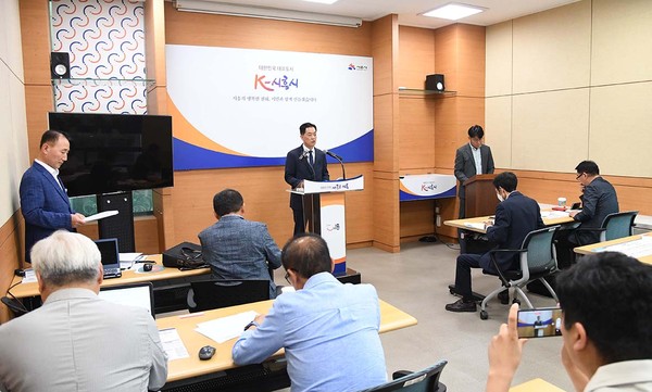김광식 시흥시 안전교통국장이 27일 시청 브리핑룸에서 ‘여름철 호우 대응 계획’을 발표하고 있다. (사진제공=시흥시청)