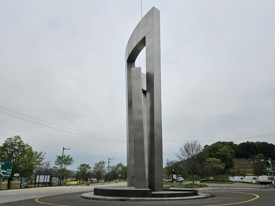 25일 오전 여주시 대신면 당남리섬 입구에 우뚝 선 조형물 위 하늘에 먹구름이 잔뜩 끼여 있다. (사진=김광섭 기자)
