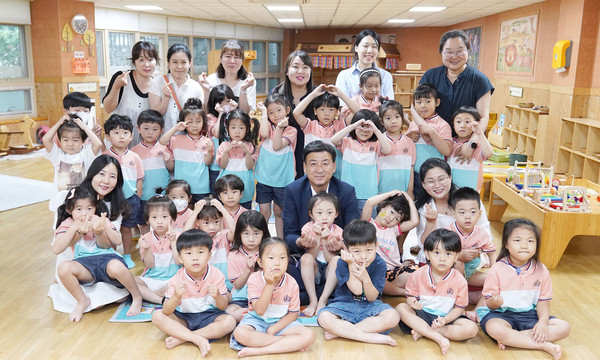 방세환 광주시장이 29일 민선8기 출범 1년을 맞아 육아종합지원센터를 방문했다. (사진제공=광주시청)