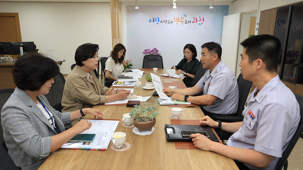신계용 과천시장은 29일 시청 집무실에서 신기진 6·25전쟁 무공훈장 찾아주기 조사단장을 비롯한 관계자와 업무간담회를 갖고, ‘내 고장 영웅찾기’ 캠페인에 적극 협력하겠다는 의지를 밝혔다. (사진제공=과천시청)