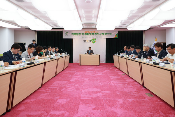 남양주시가 29일 시청 여유당에서 전 부서를 대상으로 ‘2023년 제1차 적극행정 및 규제개혁 추진 성과 보고회’를 개최했다. (사진제공=남양주시청)