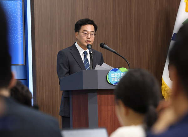 30일 오전 경기도청 브리핑룸에서 김동연 경기도지사가 민선8기 취임 1주년 기자회견을 하고 있다. (사진제공=경기도청)