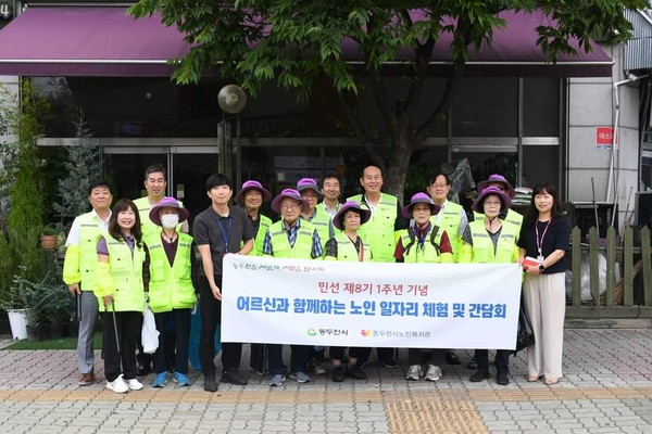 박 시장은 시청 후문 바로 앞에 있는 동두천고를 방문해 학생들에게 배식 봉사를 하고, 학생들과 점심식사도 함께 했다.