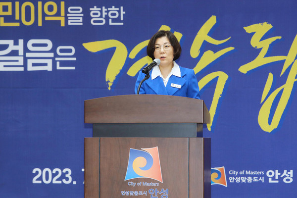 김 시장은 3일 시청 4층 대회의실에서 열린 민선8기 1주년 언론인 간담회에서 “반도체 산업을 중심으로 지역의 미래 먹거리를 창출해 체계적인 도시개발을 구축하고, 여성과 청년, 어르신 등 세대별 지원을 강화해 보건·보육 활성화를 통한 아동친화도시 조성 등 안성의 정주 여건을 개선할 계획”이라고 말했다. (사진제공=안성시청)