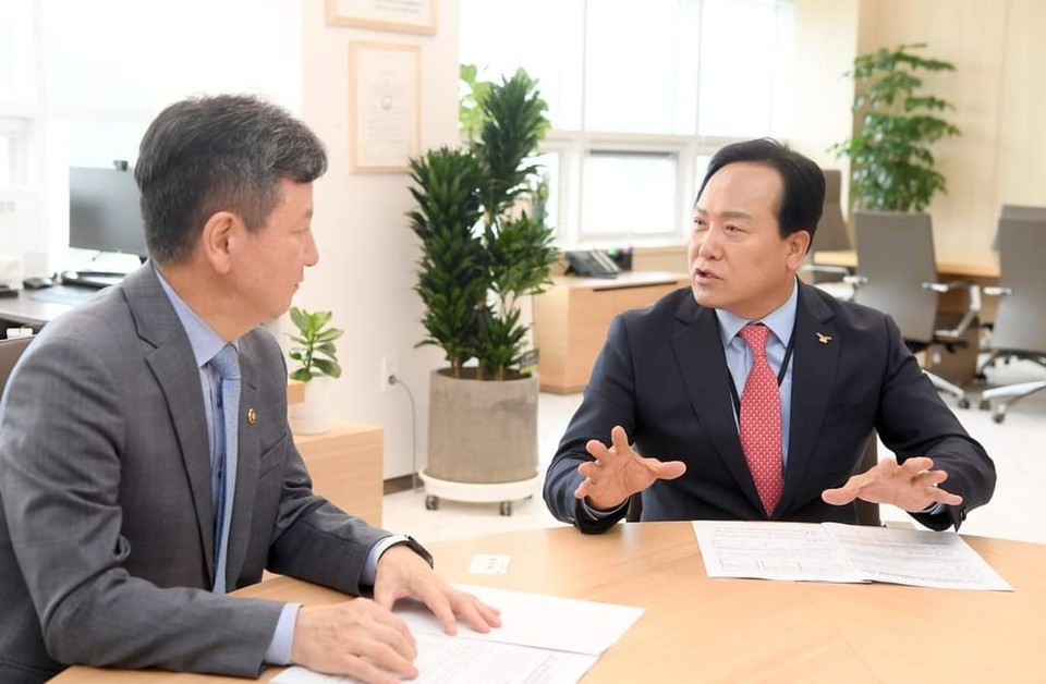 이권재 오산시장이 지난해 11월과 지난 5월 행안부를 직접 방문해 한상섭 제1차관과 김성호 재난안전본부장(2 차관)을 만나 주요 현안에 대해 건의한 결과, 행정안전부로부터 특별교부세 14억을 확보했다. (사진=이권재 오산시장 페이스북)