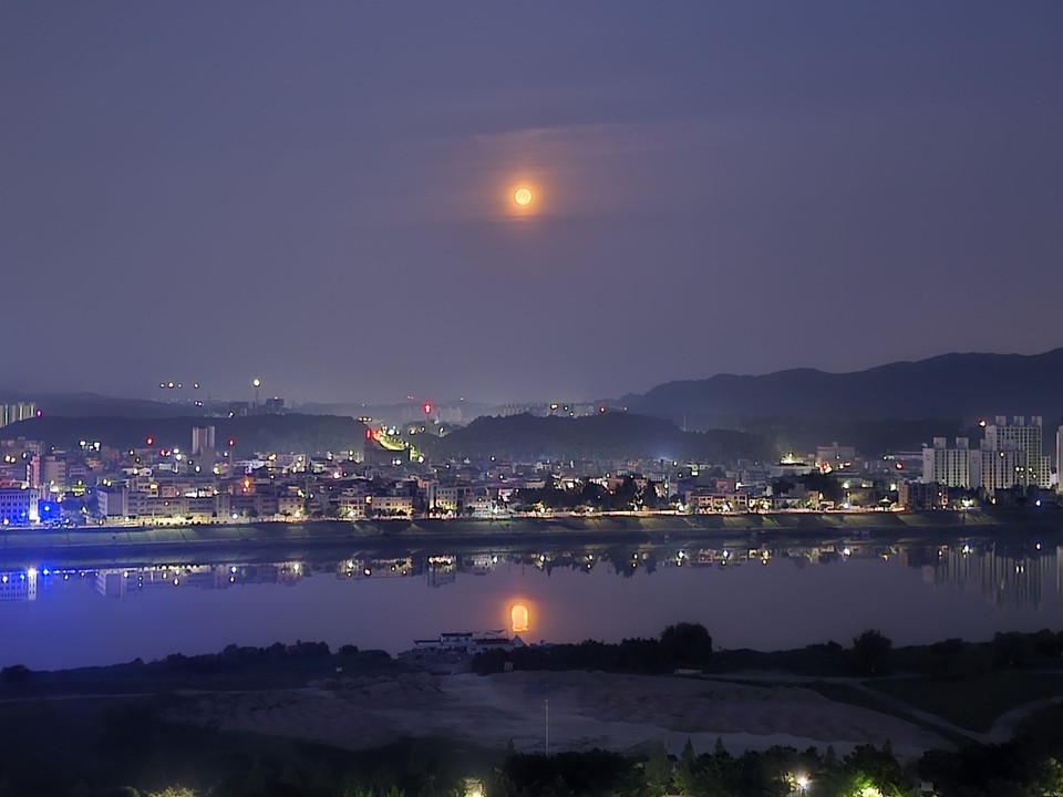 장맛비가 예보된 4일 오전 4시20분께 여주시 현암동에서 바라본 구름에 가려진 휘영청 밝은 달이 남한강 물속에 흐릿하게 드리워져 있다. (사진=김광섭 기자)