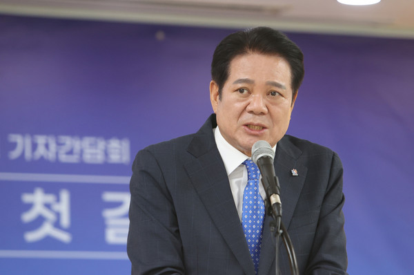 최대호 안양시장이 4일 시청 상황실에서 ‘시 승격 50주년 및 민선8기 1주년’ 기념 기자간담회를 열고 있다. (사진제공=안양시청)